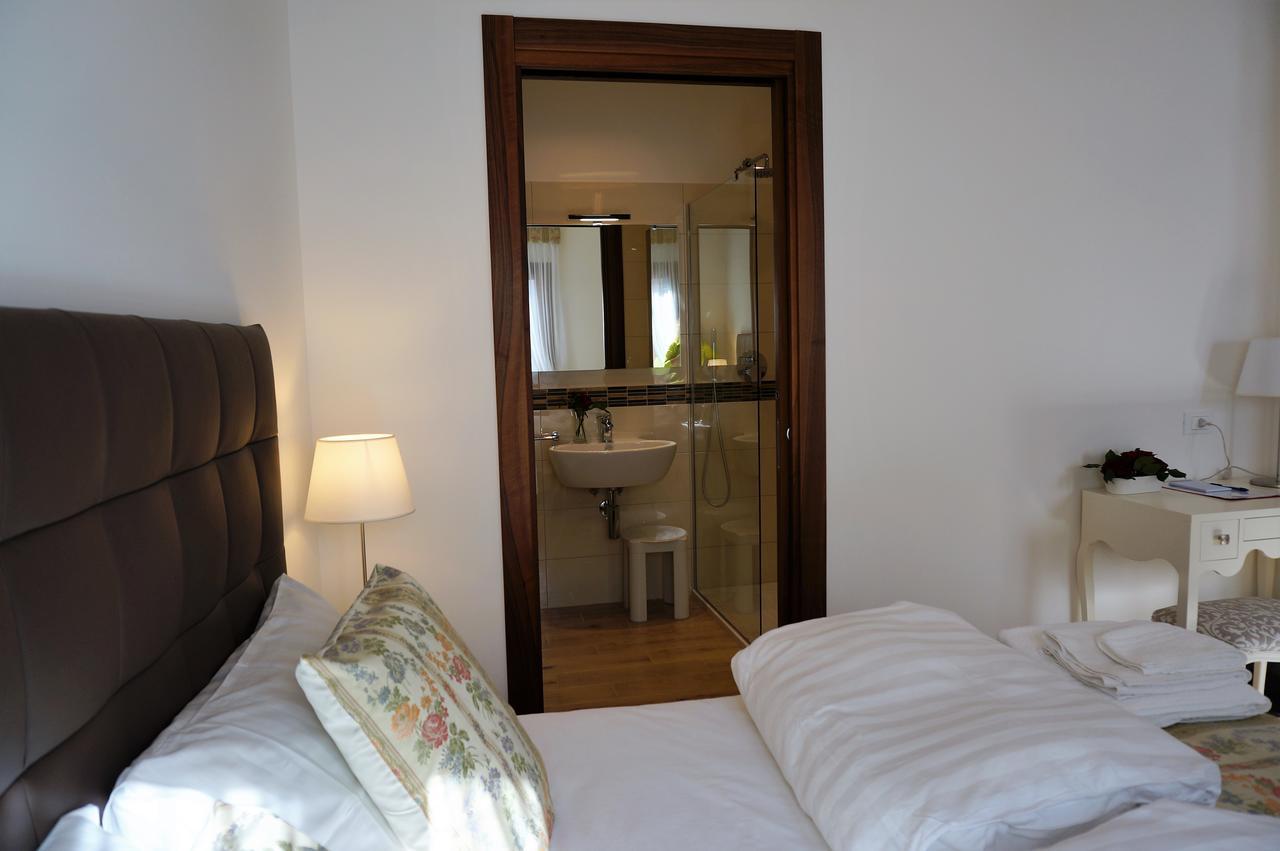 Doppel-/Zweibettzimmer mit Gartenblick